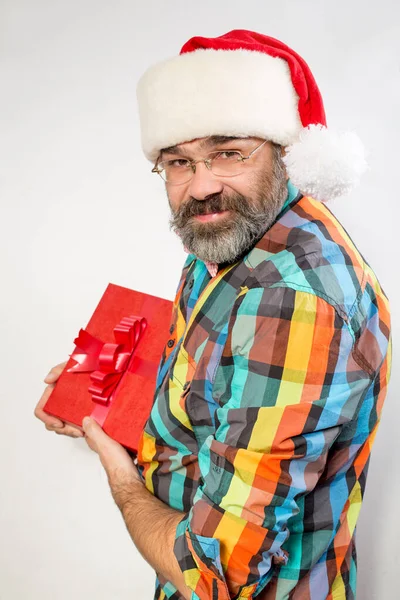 Moderner Weihnachtsmann Mit Einem Weihnachtsgeschenk Isoliert Über Weiß — Stockfoto