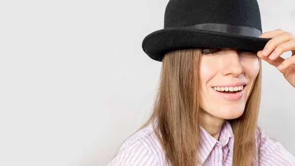 Retrato Una Mujer Hermosa Con Sombrero Fieltro Chica Sonriente — Foto de Stock