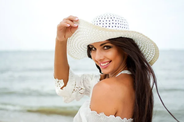 Beautiful Woman Beach Wearing White Dress Hat — Stock Photo, Image
