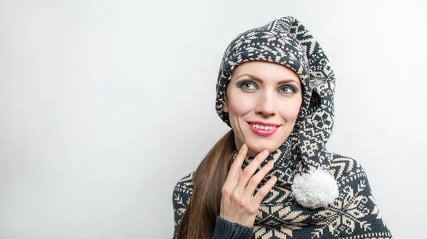 冬のクリスマスの帽子とセーターを身に着けている面白いセクシーな女性の肖像画雪のプリント コピースペース — ストック写真