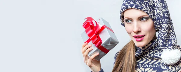 Frau Mit Weihnachtsgeschenk Box — Stockfoto