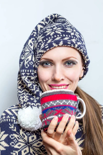 Cheerful Young Woman Christmas Outfit Knitted Hat Sweater Holding Hot — Stock Photo, Image