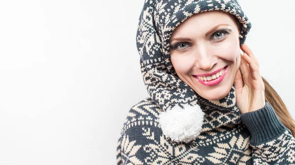 Vinter Kvinna Bär Jul Hatt Och Tröja Med Snöflingor Tryck — Stockfoto