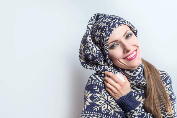 Kış kadını kar taneleri desenli Noel şapkası ve süveteri giyiyor.