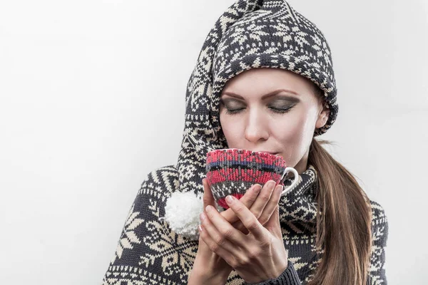 Cheerful Young Woman Christmas Outfit Knitted Hat Sweater Holding Hot — Stock Photo, Image