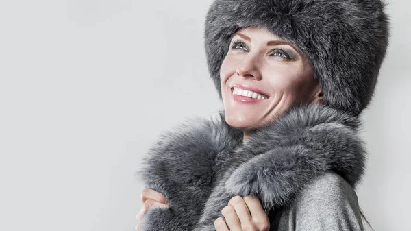 Winter Mode Stijl Mooie Vrouw Bont Sieraden Portret Van Jong — Stockfoto