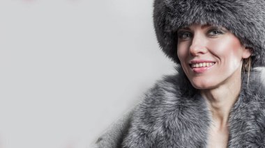 Kış modası. Kürk ve mücevher içinde güzel bir kadın. Güzellik makyajlı genç seksi modelin portresi.