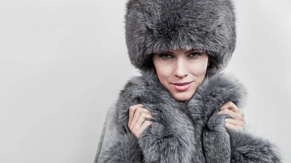 冬のファッションスタイル 毛皮や宝石の美しい女性 美メイクと若いセクシーなモデルの肖像 — ストック写真