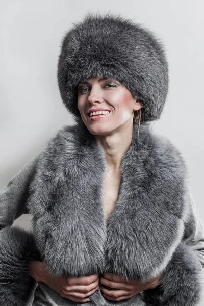 Winter Mode Stijl Mooie Vrouw Bont Sieraden Portret Van Jong — Stockfoto