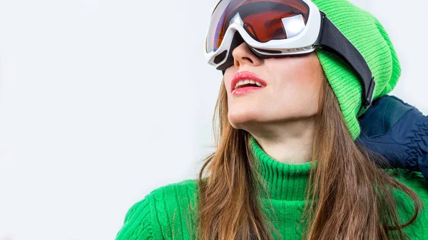 Skidkvinna Vinterkläder Glasögon Grön Tröja Isolerad Över Vitt — Stockfoto