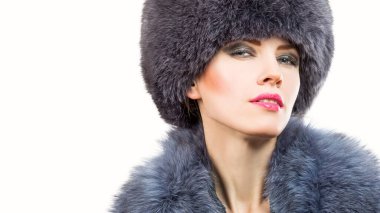 Kış modası. Kürk ve mücevher içinde güzel bir kadın. Güzellik makyajlı genç seksi modelin portresi.