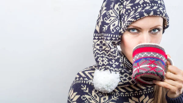 Fröhliche Junge Frau Weihnachtlichem Outfit Strickmütze Und Pullover Mit Heißgetränk — Stockfoto