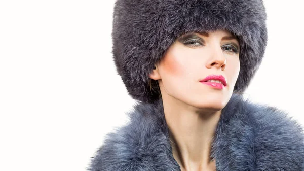 Kış Modası Kürk Mücevher Içinde Güzel Bir Kadın Güzellik Makyajlı — Stok fotoğraf