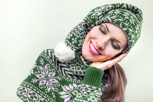 Glada Kvinna Bär Nisse Kläder Isolerad Över Vit — Stockfoto