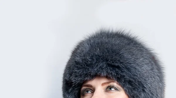 Retrato Una Mujer Sombrero Piel Con Ojos Smkey Gris Maquillaje —  Fotos de Stock