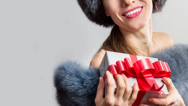 Porträt Einer Frau Pelzen Mit Einem Geschenk Über Weiß Isoliert — Stockfoto