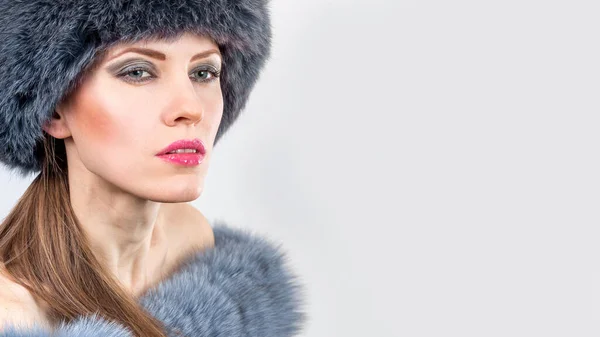 Kış Modası Kürk Mücevher Içinde Güzel Bir Kadın Güzellik Makyajlı — Stok fotoğraf