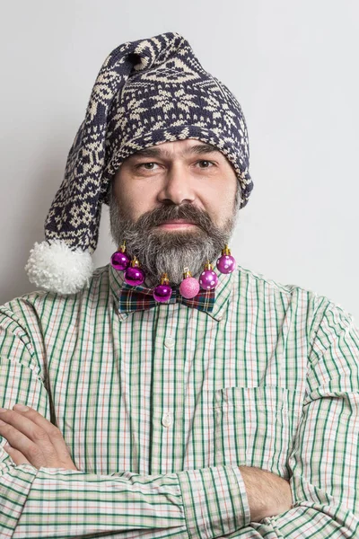 Hombre Divertido Con Barba Con Juguetes Árbol Navidad Sombrero Elfo — Foto de Stock