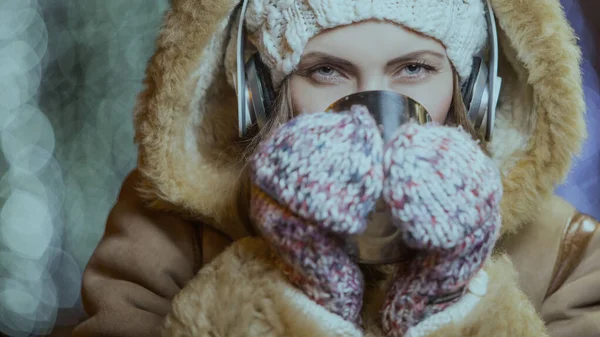 Jonge Vrouw Met Koptelefoon Hete Thee Buiten Winter Portret — Stockfoto