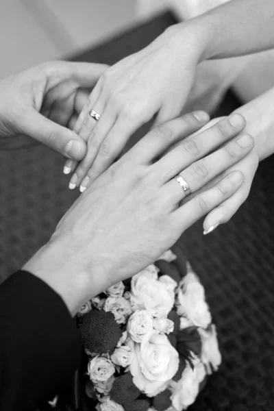 愛の手を握って若いカップルは カフェ 結婚式でシリーズ 人間の手で — ストック写真