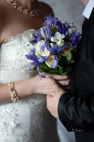 愛の手を握って若いカップルは カフェ 結婚式でシリーズ 人間の手で花に焦点を当て — ストック写真