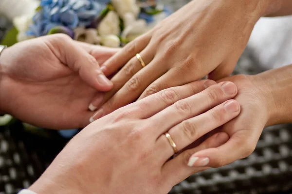 愛の手を握って若いカップルは カフェ 結婚式でシリーズ 人間の手で — ストック写真