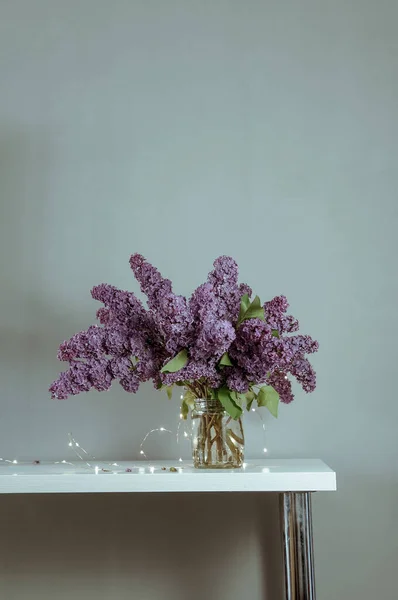 Mooie Lila Bloemen Grijze Muur Achtergrond Afgezwakt Afbeelding — Stockfoto