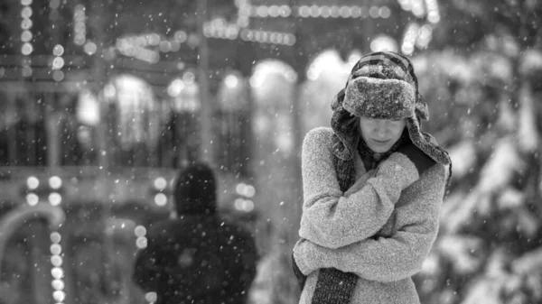 Winter Depressief Verdrietig Meisje Eenzaam Lopen Alleen Met Vallende Sneeuwvlokken — Stockfoto