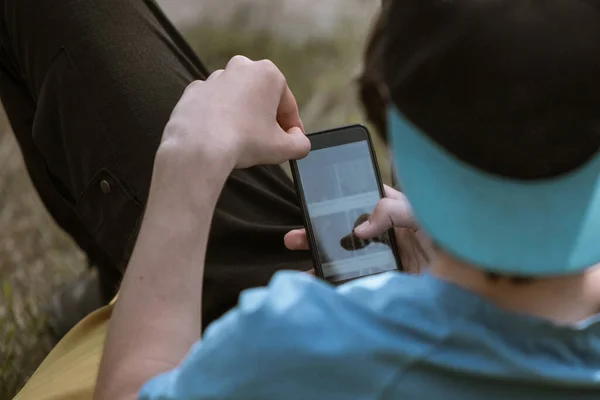 Problema Dependência Telefone Nova Geração Série Fotos Pessoas Com Telefone Fotos De Bancos De Imagens