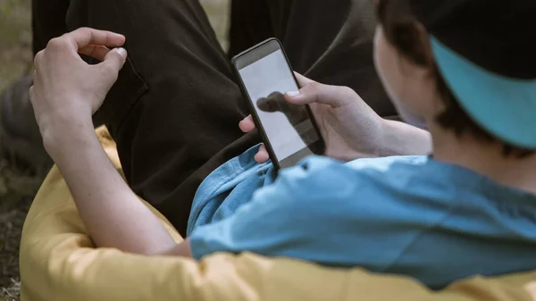 Problema Dependência Telefone Nova Geração Série Fotos Pessoas Com Telefone Fotos De Bancos De Imagens