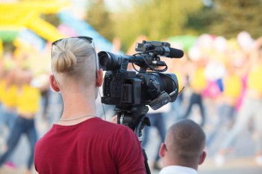 Mariupol, Ukrayna - 24 Eylül 2019: sahne konseptinin arkasında. Profesyonel kamerada çalışan kameraman şehir sokaklarında film çekiyor..