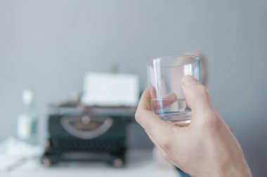Klasik daktilo, boş kağıtlar yığını, eski zaman yazarı ve blog yazarı konsepti, gizlilik 