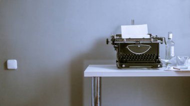 Klasik daktilo, boş kağıtlar yığını, eski zaman yazarı ve blog yazarı konsepti, gizlilik 