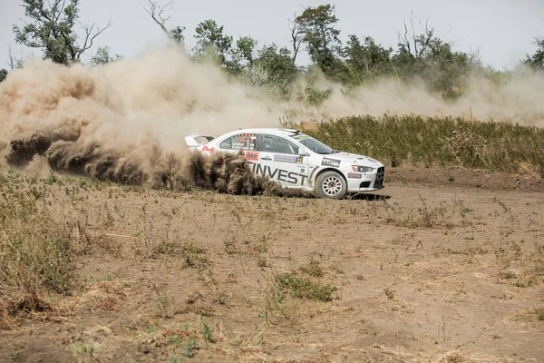 Mariupol, Ukrayna - 22 Ağustos 2020: toz kulüplerinde yarış arabası, ralli