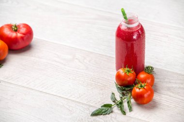 Beyaz mutfakta domates ve yeşil domates yapraklı domates suyu. Ev yapımı domatesler