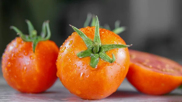 Tomaten Auf Weißer Küche Und Tomatensaft Mit Grünen Tomatenblättern Selbst — Stockfoto