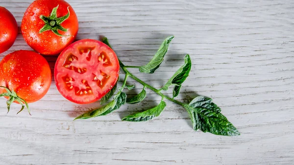 Tomaten Auf Weißer Küche Und Tomatensaft Mit Grünen Tomatenblättern Selbst — Stockfoto