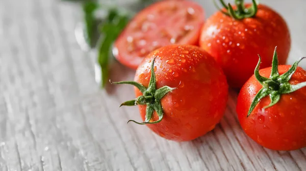 Tomaten Auf Weißer Küche Und Tomatensaft Mit Grünen Tomatenblättern Selbst — Stockfoto