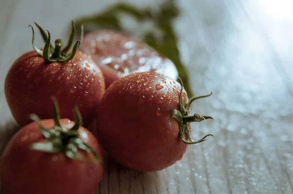 Tomaten Auf Weißer Küche Und Tomatensaft Mit Grünen Tomatenblättern Selbst — Stockfoto