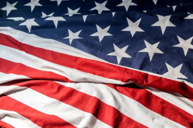 Arka planda Amerikan bayrağı sallayarak. Vatansever ulusal tasarım için arka plan