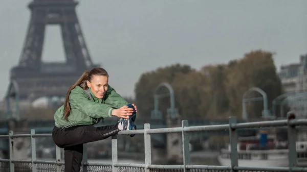 バックグラウンドでエッフェル塔とセーヌ川の近くで行使若い女性観光客 雨滴が見える — ストック写真