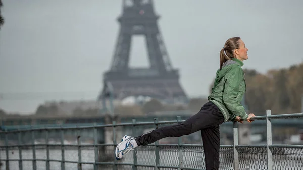 Young Woman Tourist Exercising River Seine Eiffel Tower Background Rain — Stock Photo, Image