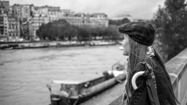 Toerist Parijs Bezoekt Bezienswaardigheid Eiffeltoren Sightseeing Frankrijk Vrouw Geniet Van — Stockfoto