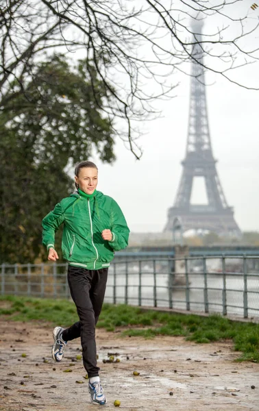 Jonge Vrouw Die Traint Bij Seine Met Eiffeltoren Achtergrond Regendruppels — Stockfoto