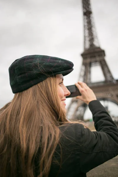 Turista Párizsban Látogató Nevezetesség Eiffel Torony Városnézés Franciaországban Fényképezés Mobiltelefonon — Stock Fotó