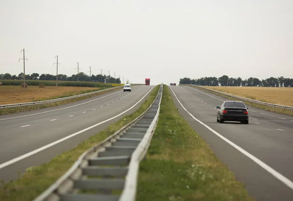 Güneşli Bir Günde Arabalarla Asfalt Yol Kenarlarda Sonbahar Buğday Tarlaları Stok Fotoğraf