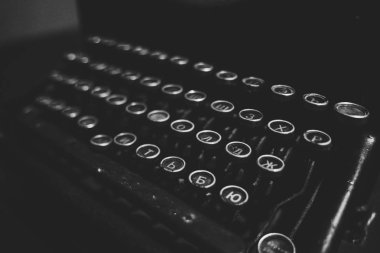 Vintage siyah daktilo ile yuvarlak anahtar taşı, vintage madde