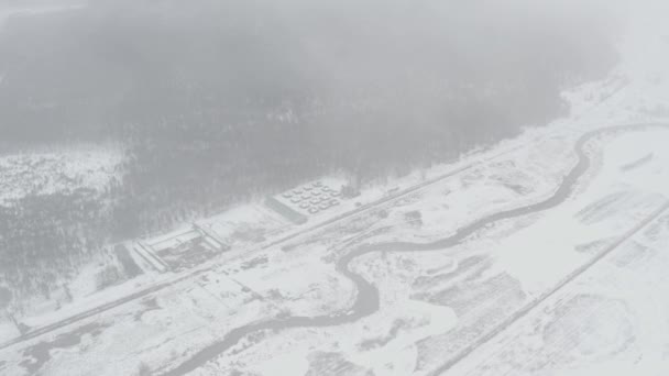Let Dron Nad Úzké Klikaté Řeky Poblíž Lesa Zasněžené Zimní — Stock video