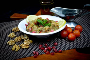 Geleneksel Baba Ganoj Arap yemekleri tabağı. Orta Doğu meze tabağı.