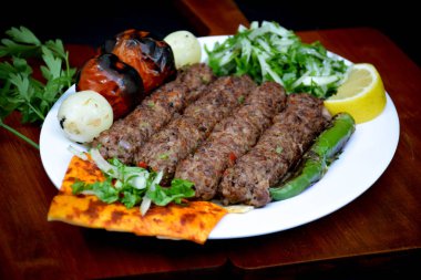 Geleneksel Arap doğu yemeği tabağı - kebap seçimleri